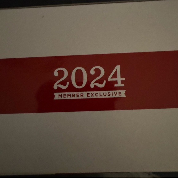 Hallmark KOC Member Exclusive Ornament 2024 - Ollie’s Ornament Shoppe - Picture 4 of 4